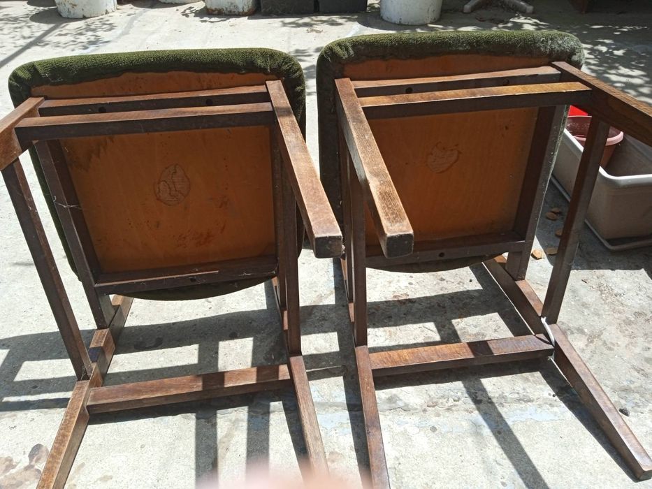 Дървени столове.