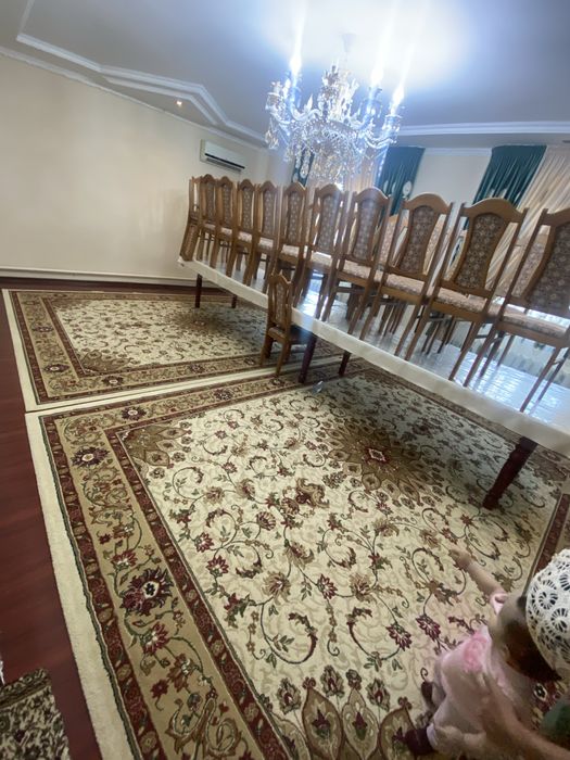 Кілем, стол, стулья