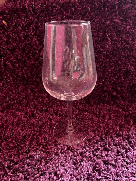 Farfuri , pahare , castrone , cani