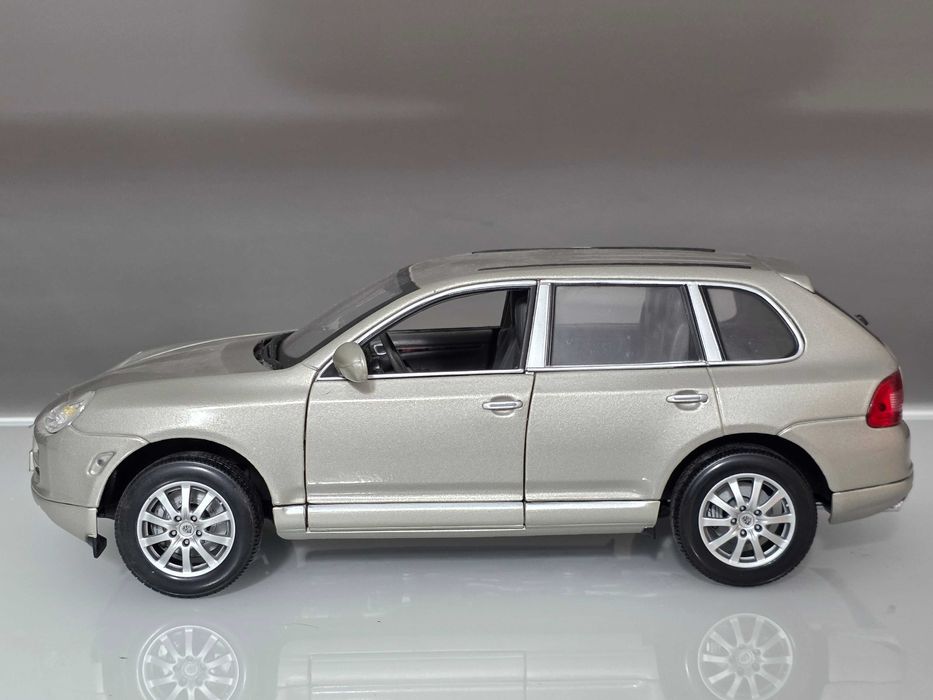 Macheta Auto 1/18 Maisto Porsche Cayenne Silver