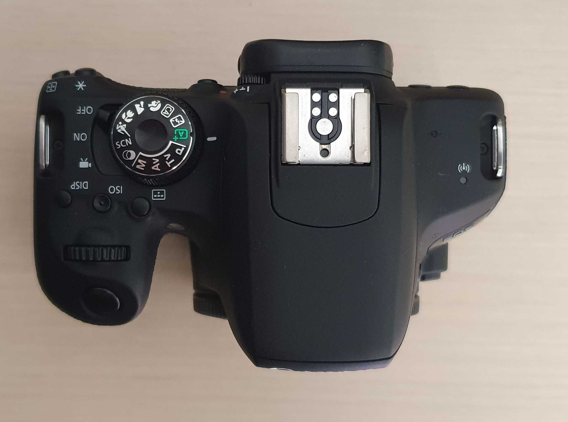 Vand Canon 800D kit cu obiectiv 18-135mm la cutie, impecabil