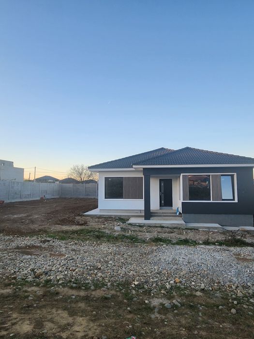 Vand casa noua in Paleu zona Hexol langa drumul principal