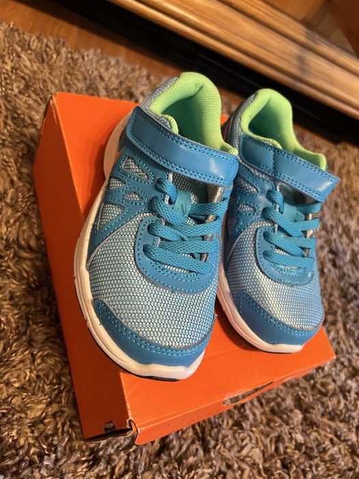 Vand adidasi Nike