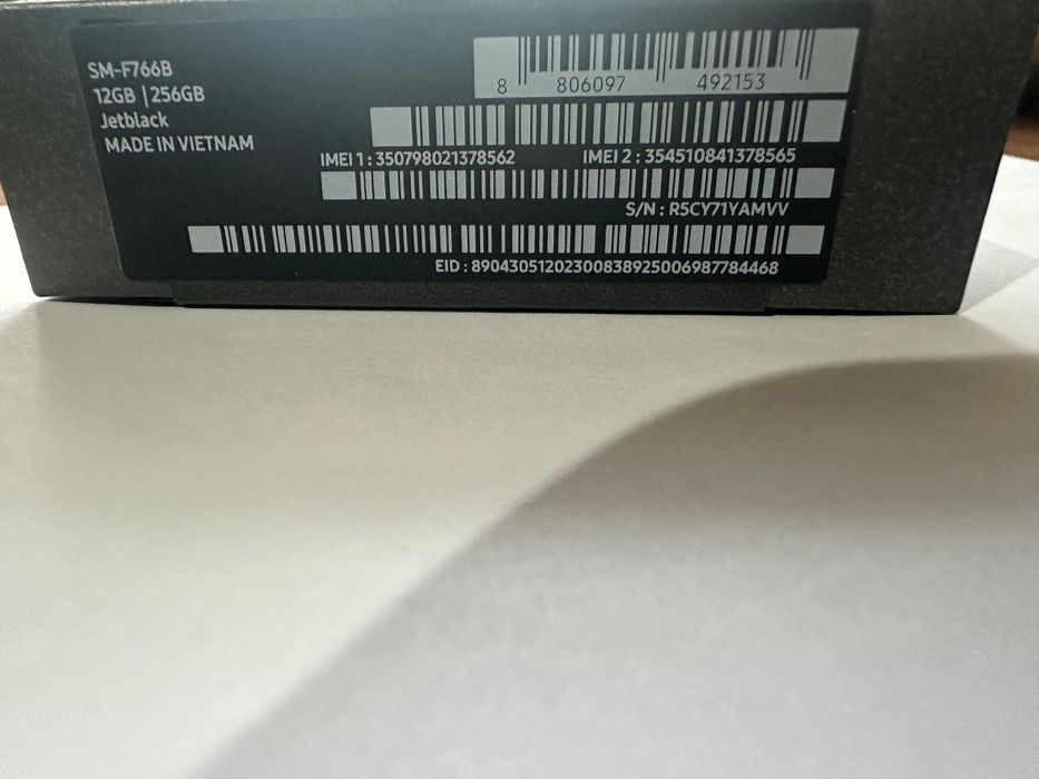 Samsung Z Flip7, 256 GB, SIGILAT