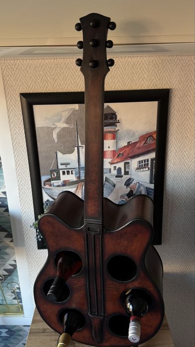 Дървена стойка за вино китара