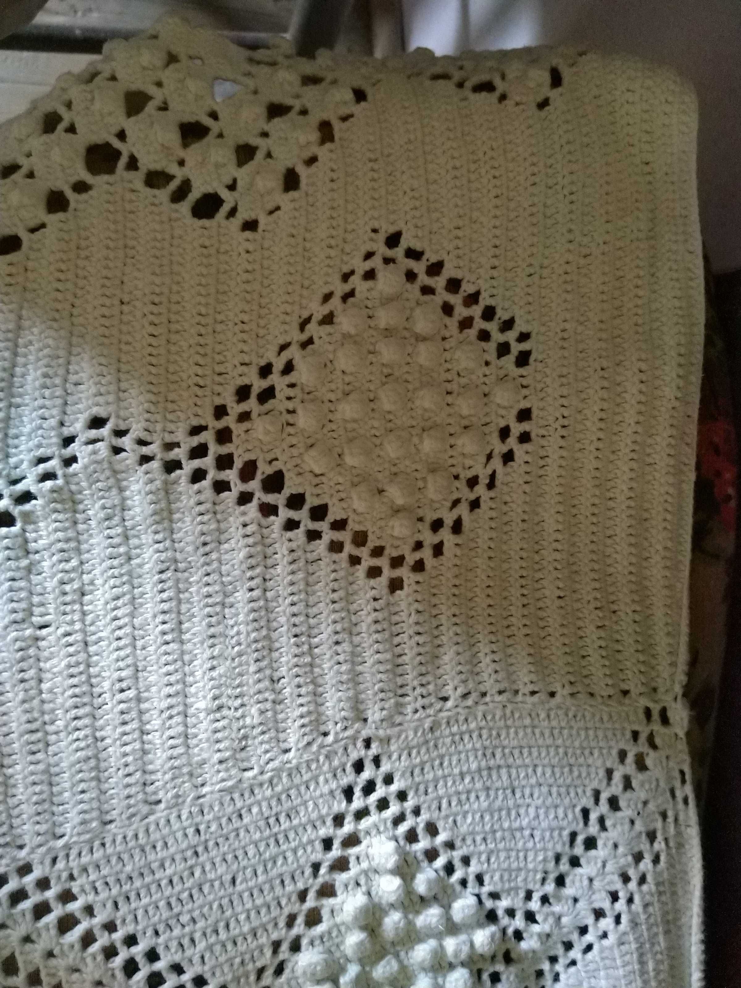 Кувертюра за легло плетена на една кука