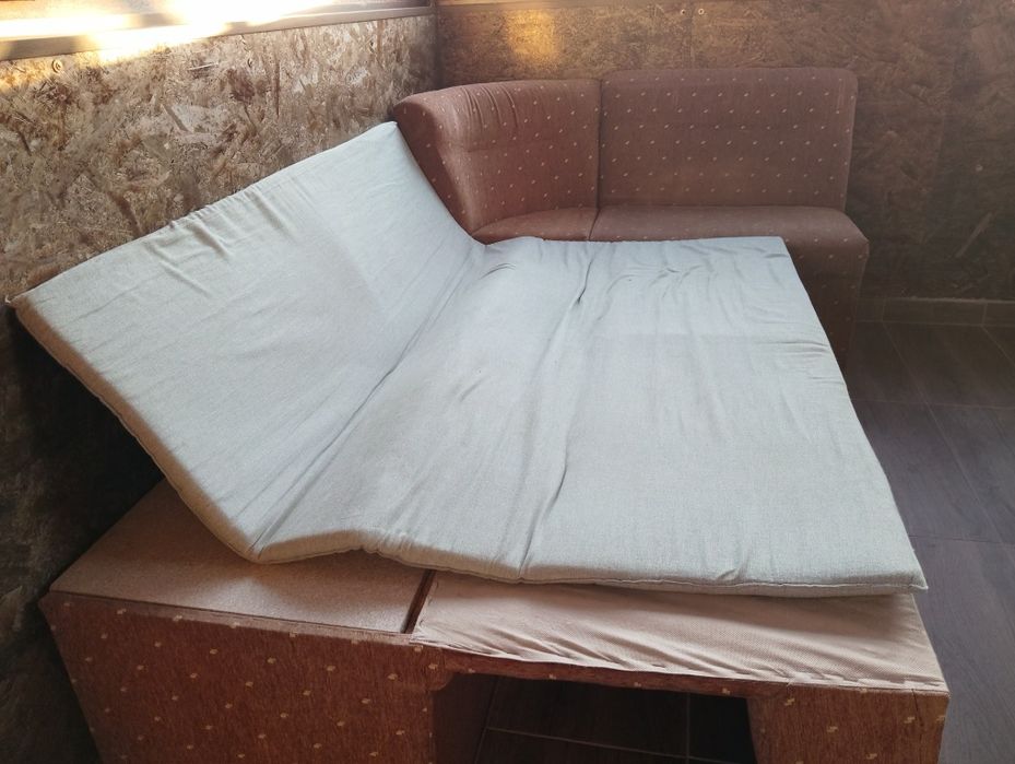 Продавам кухненски ъглов диван