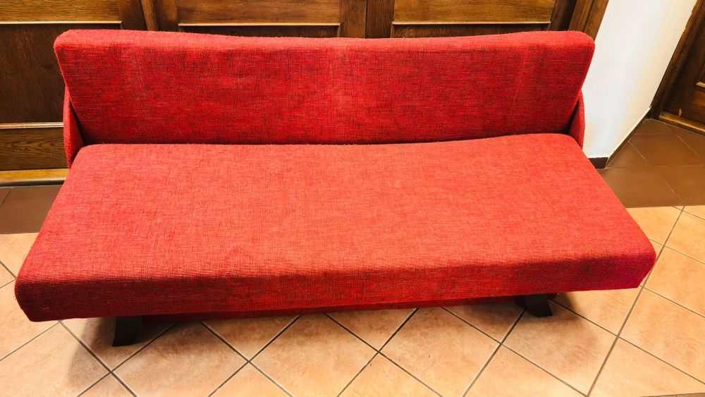 Vând canapea extensibilă cu spațiu de depozitare.