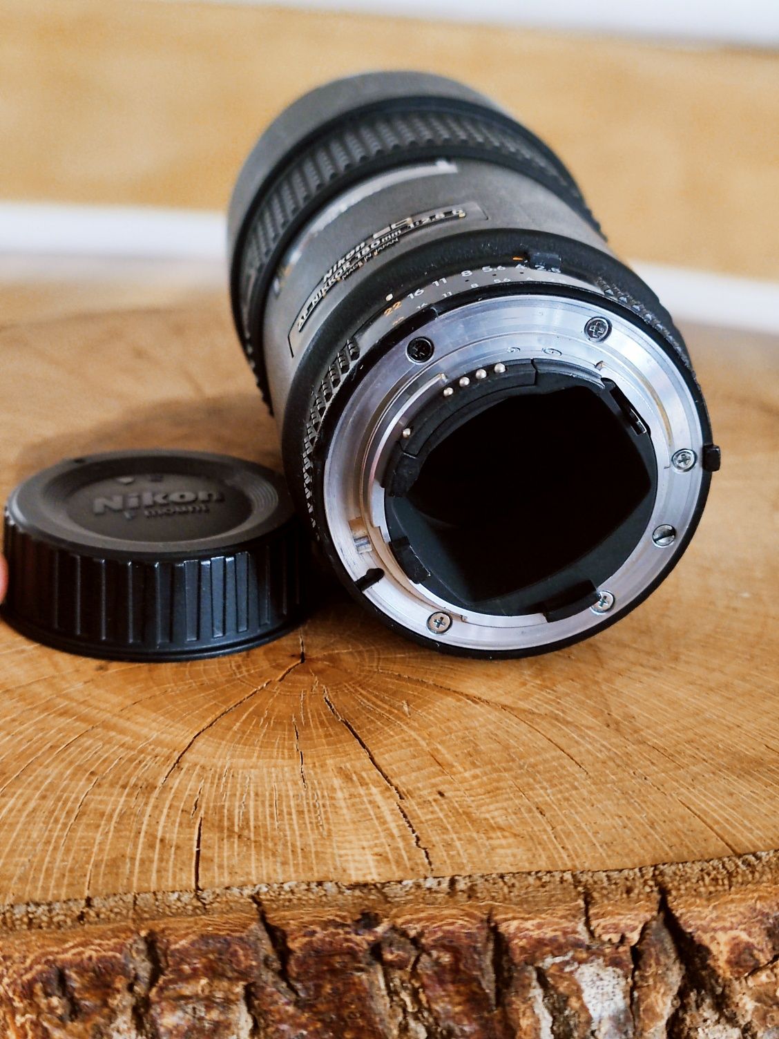 Nikon AF Nikkor 180mm f/2.8D IF-ED cu filtru de protecție