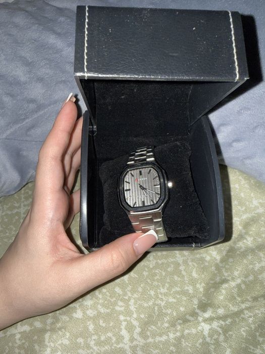 запечатанные часы Curren