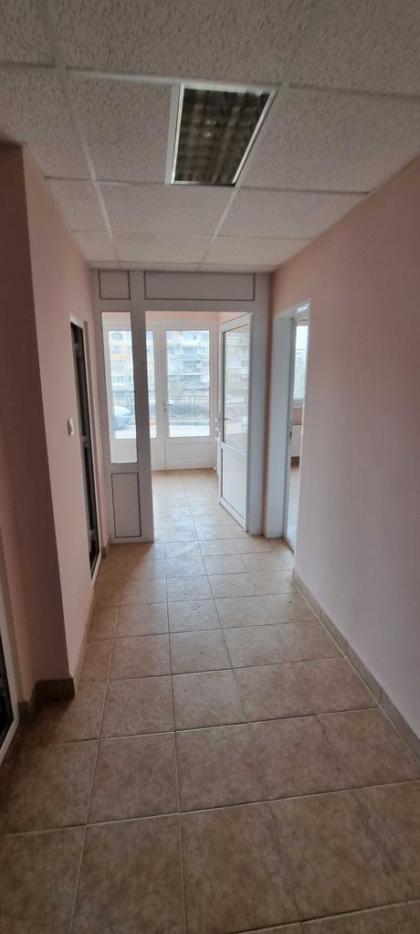 Дава се под наем Офис в Разград, Център - 1100 кв.м за 561 € - Снимка #9