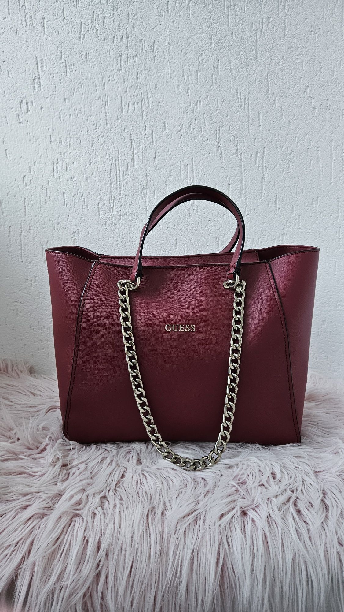 Дамска чанта Guess цвят бордо