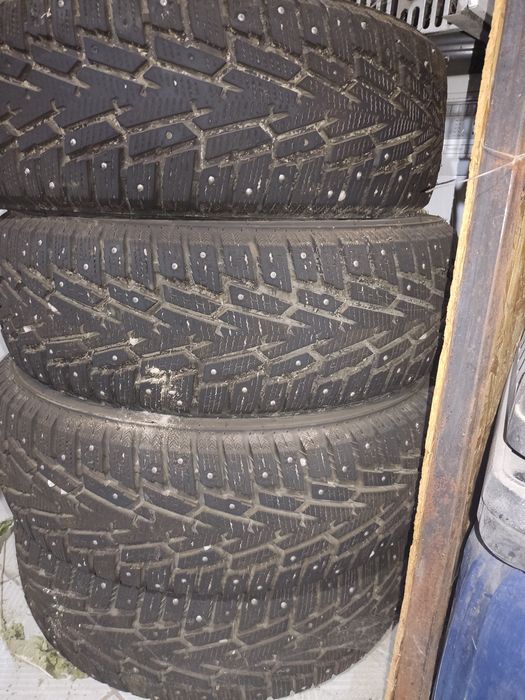 Шины 215/65R16 отличное состояние б/у