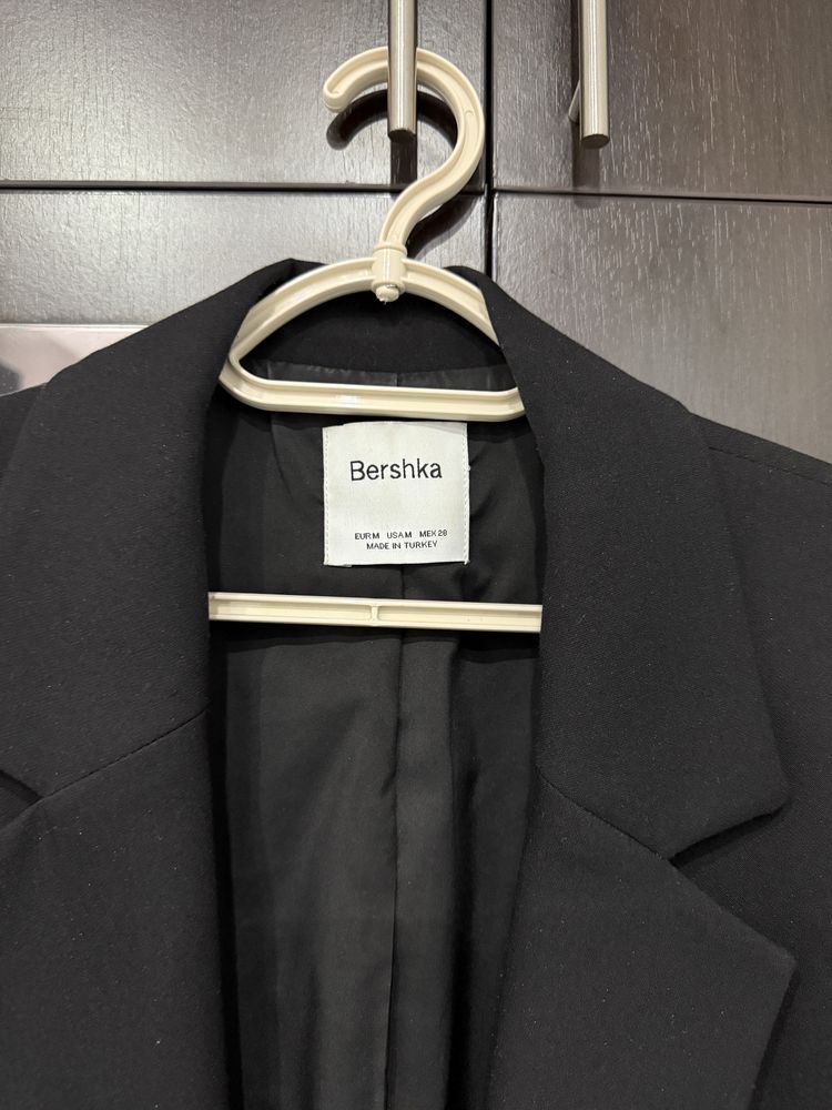 Късо черно сако Bershka
