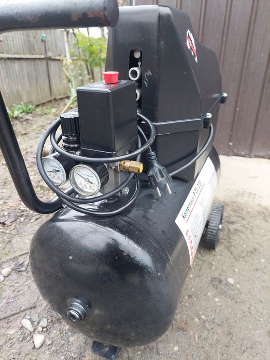 Compresor aer ROWI de 25 litri.