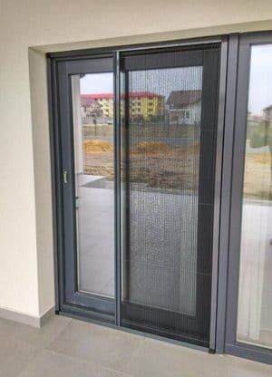 Plase Insecte, Rulouri exterioare