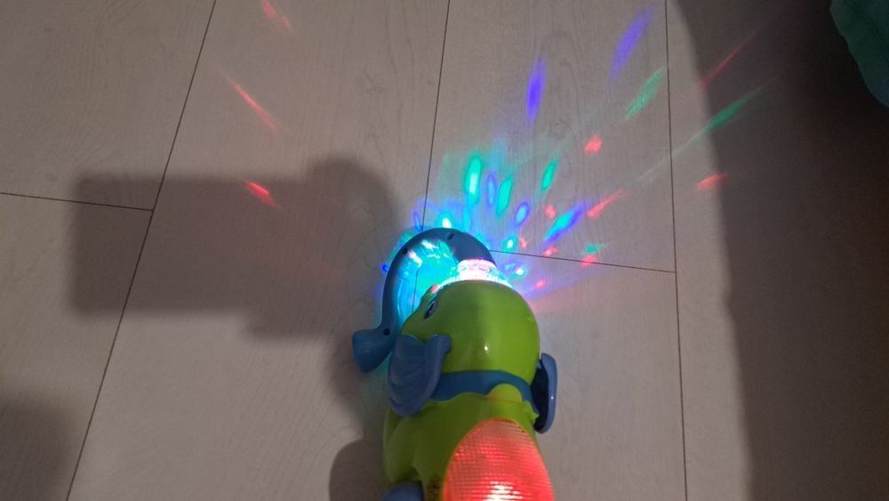 Vând elefant, merge, se învârte 360 grade muzical