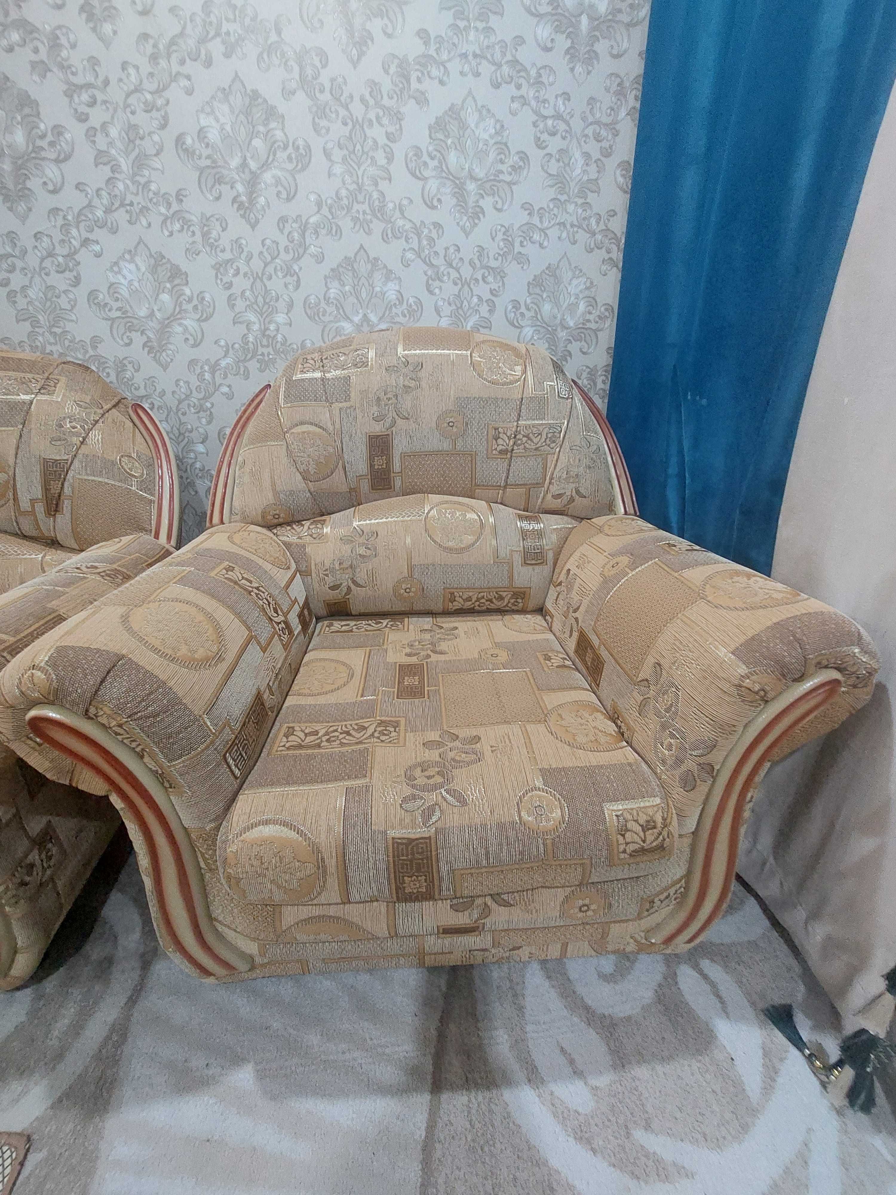 Продам диван 3.2.1 в хорошем состоянии !