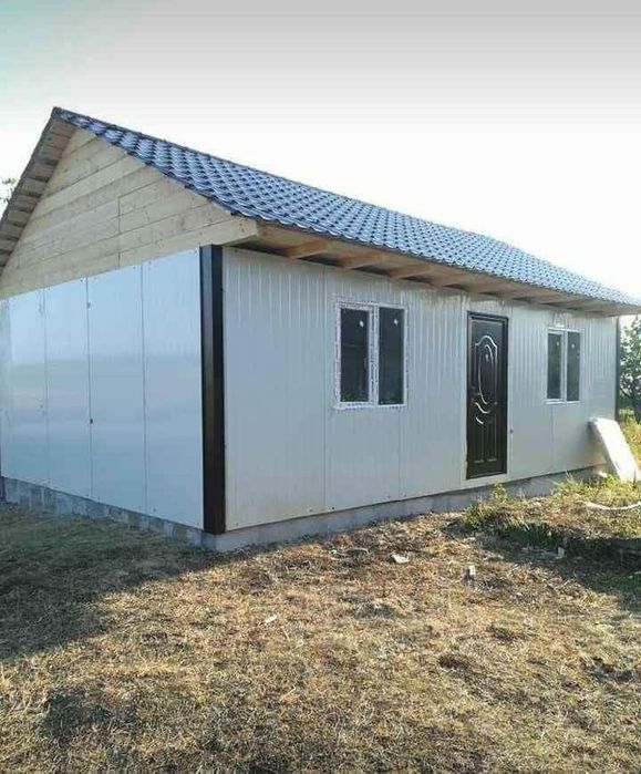 Vand case modulare pe structura metalica