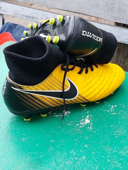 Здравейте колеги/приятели, погледнете този модел Nike Magista Onda ll