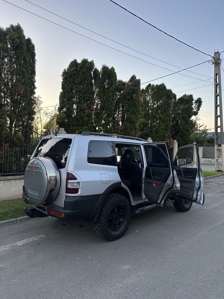 Mitsubishi Pajero 3.2 D-ID Autoutilitară