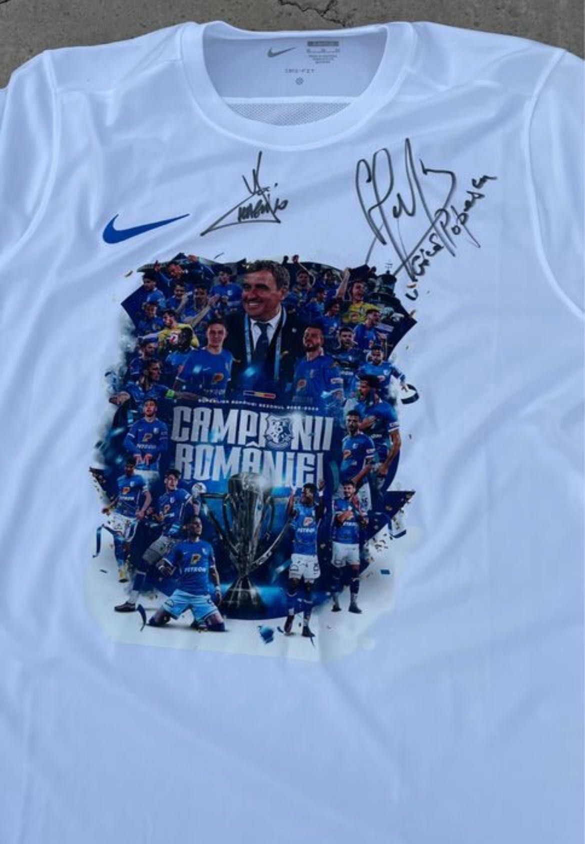 Tricou de campion Farul semnat de Hagi si Popescu