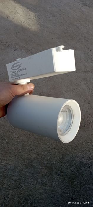 Продам трековый светильник.