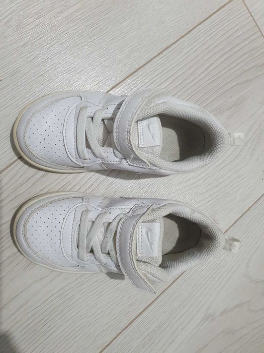Adidasi Nike albi 26