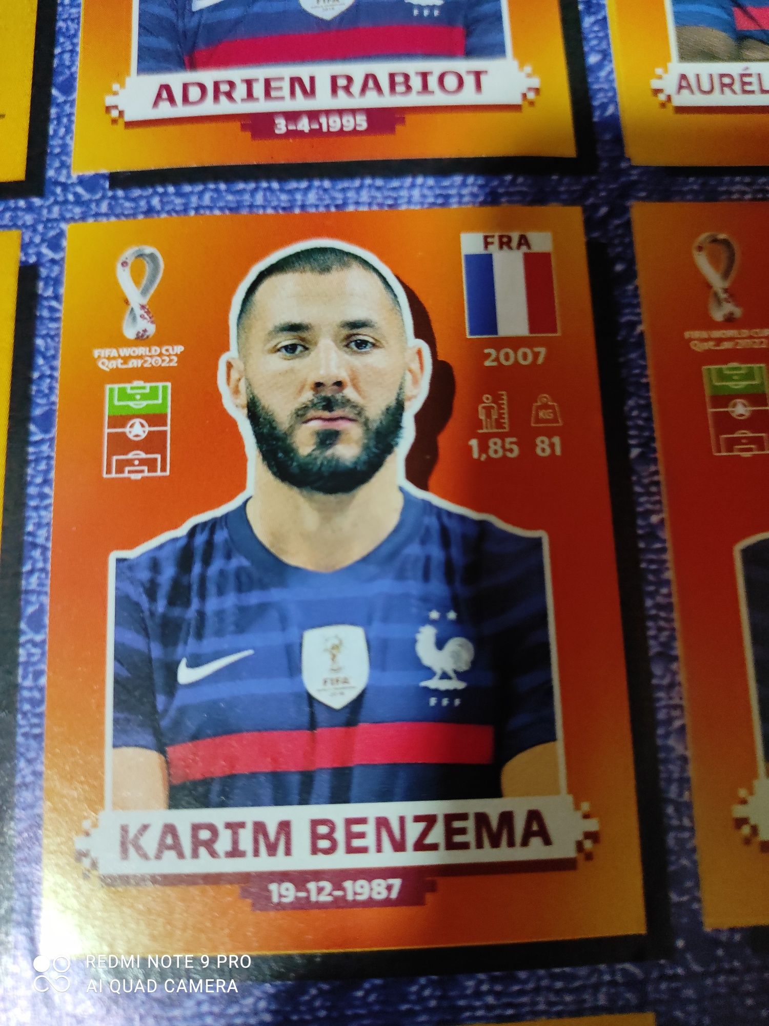 Vând carte fotbaliști Panini cu 230 stikere