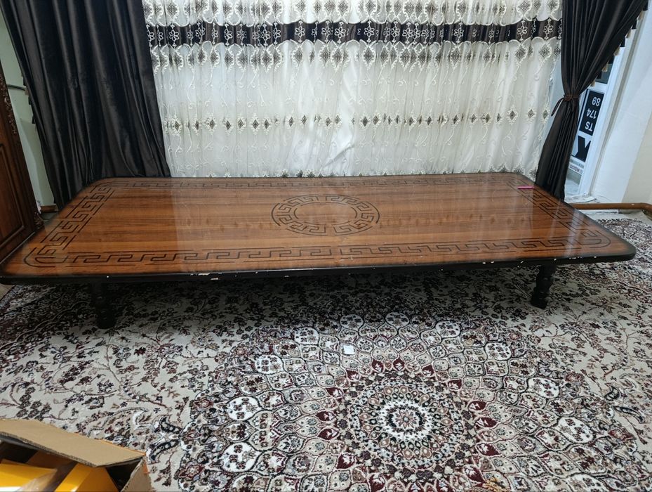 Xontaxta (uzum stol ham bo'ladi, oyoqlari bor)