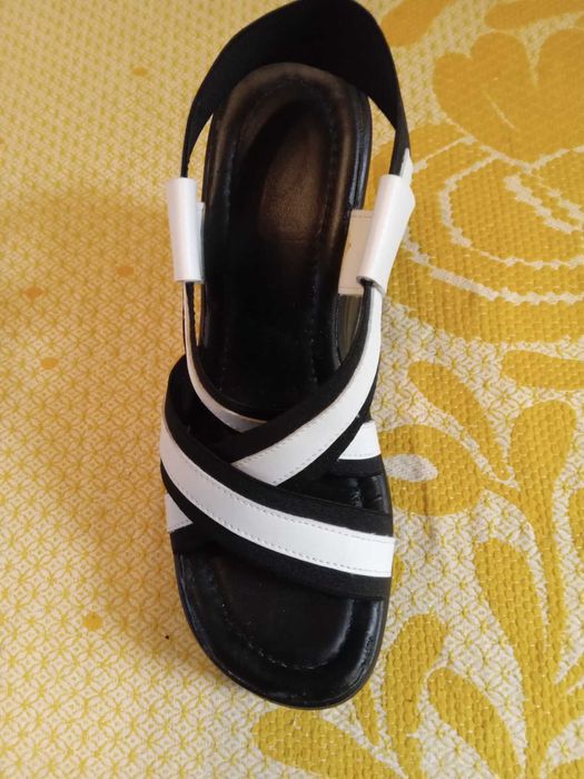 Нови летни дамски обувки на платформа