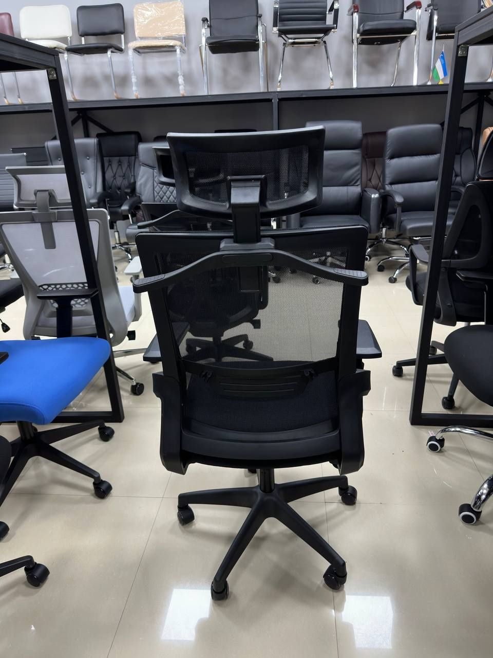 Офисное кресло для персонала компании