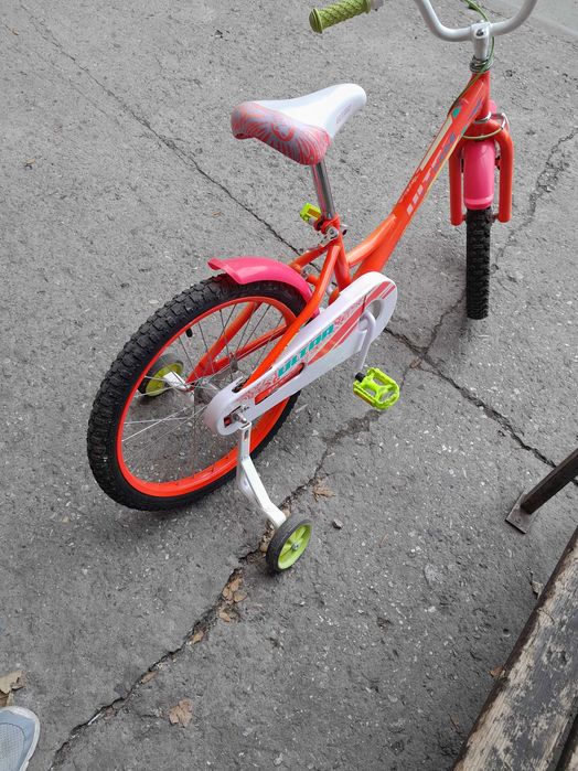 Детко колело със помощни колеленца розаво със леки следи от употреба