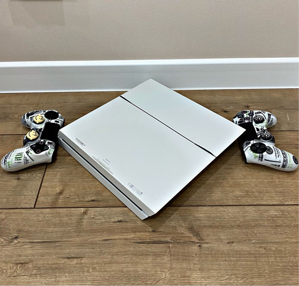 Playstation 4/  идеально С играми