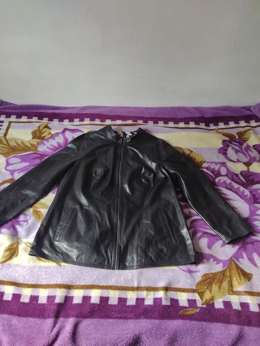 Vând haină de piele de dama neagu