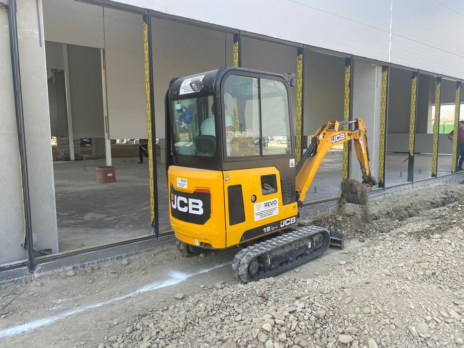 Inchiriere Excavator Roti 16 T sapaturi santuri canalizare taluzare