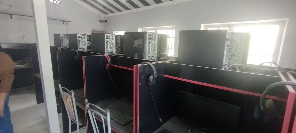 11 ta kompyuter va stol stullari bilan sotiladi narhi 2500