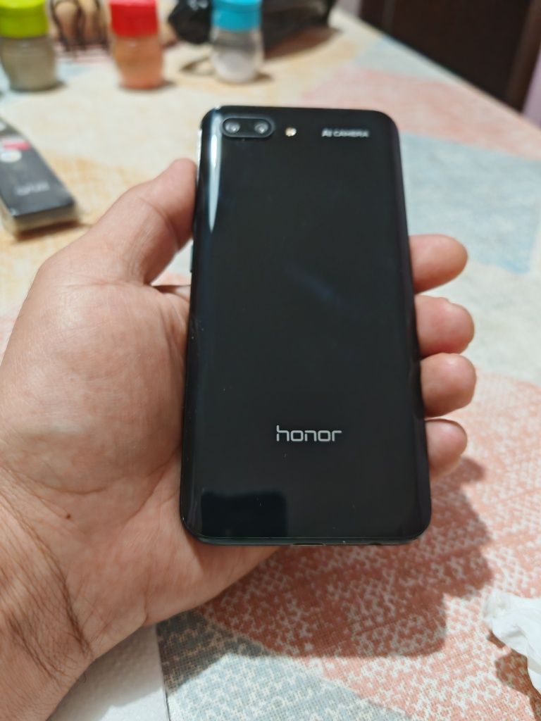 Продаю сотовый телефон HONOR-10 оригинал