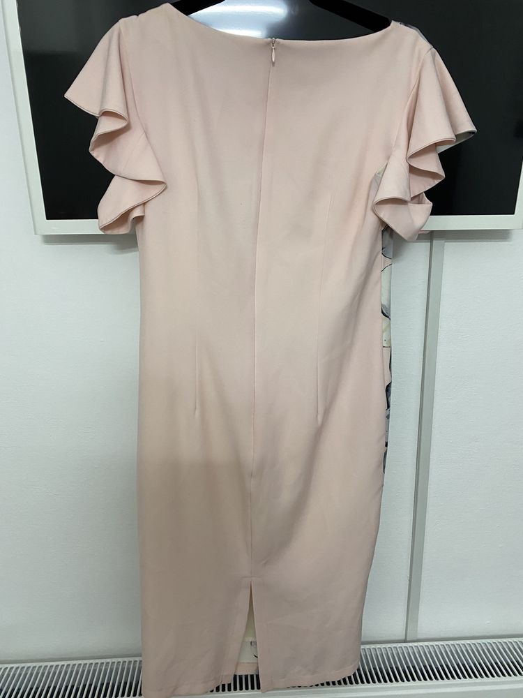 Rochie de culoare roz pal