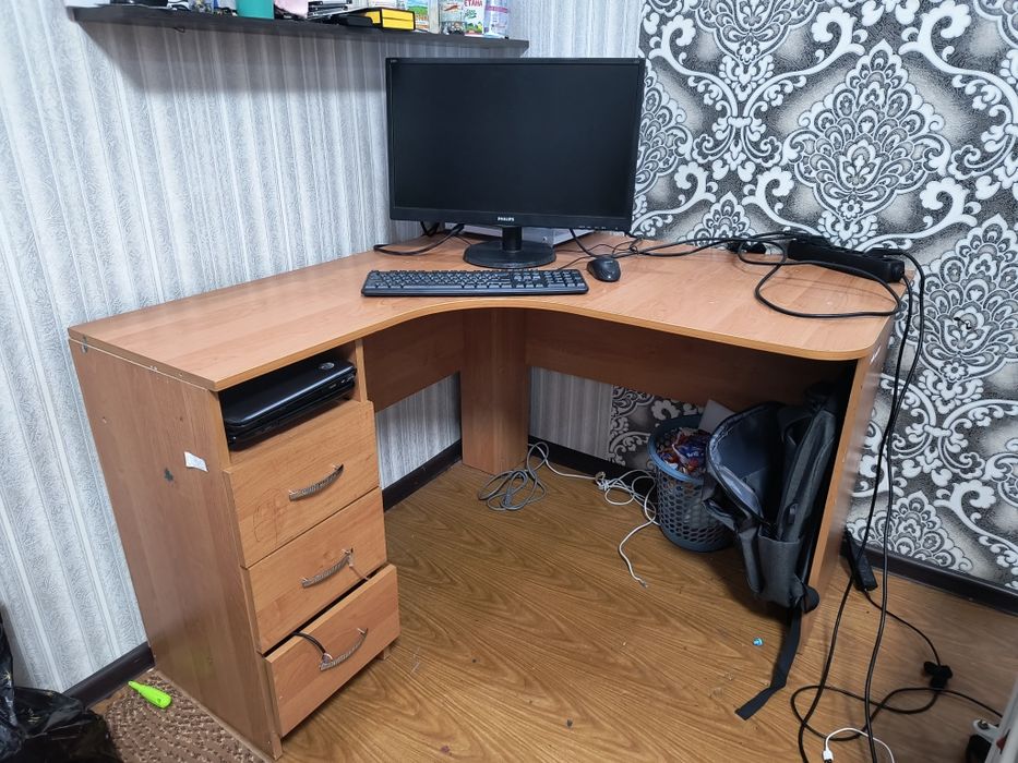 Продам  компьютерный стол
