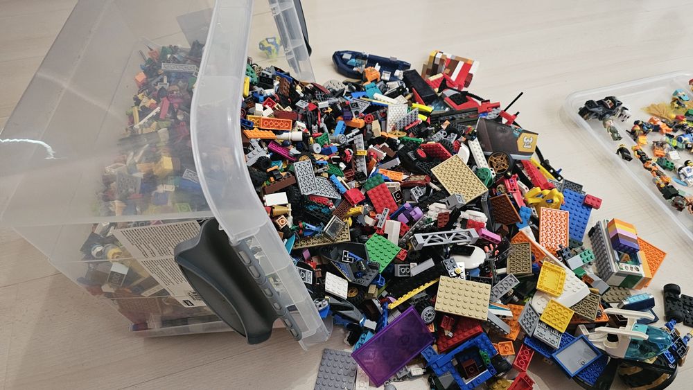 Продавам Lego фигурки и около 4кг лот/сет