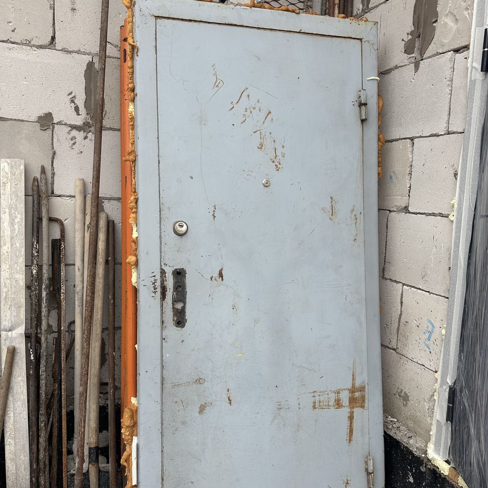 Продам железную дверь