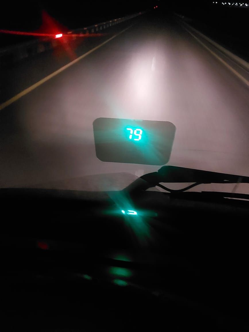 Проекция скорости на лобовое стекло GPS (белого или зеленого цвета)