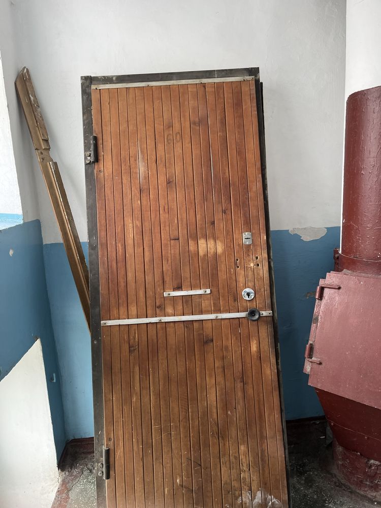 Двери продам не дорого металл и деревянный