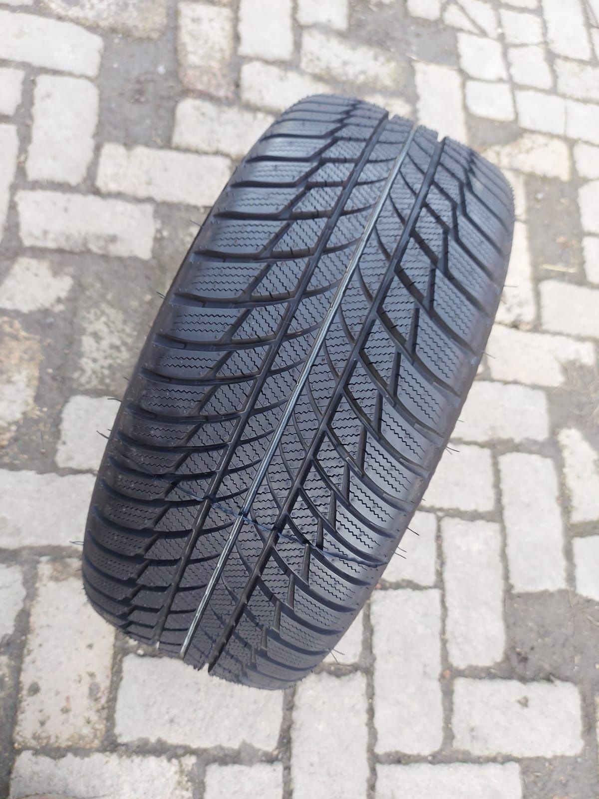 O bucată 225/45 R17 M+S iarnă - una Dunlop Semperit Bridgestone