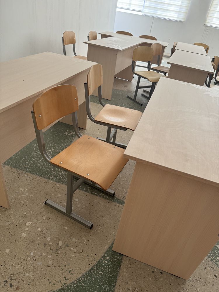 Школьные парты и стулья
