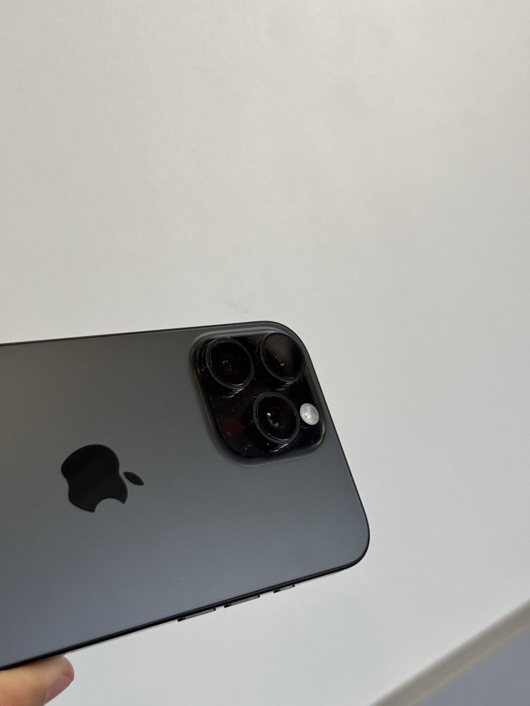 Продавам отличен iPhone 16 PRO MAX
