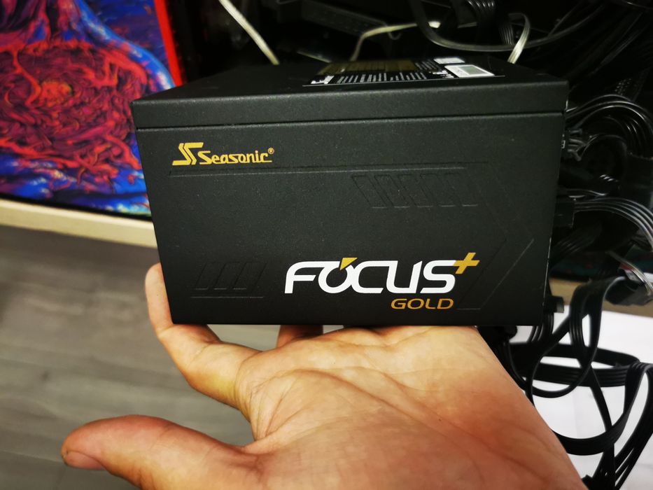 Vând sursă Seasonic SSR-550FX Focus Plus 550 Gold, 550W, certificare 8