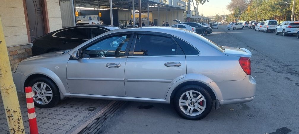 Lacetti 2011 sotiladi