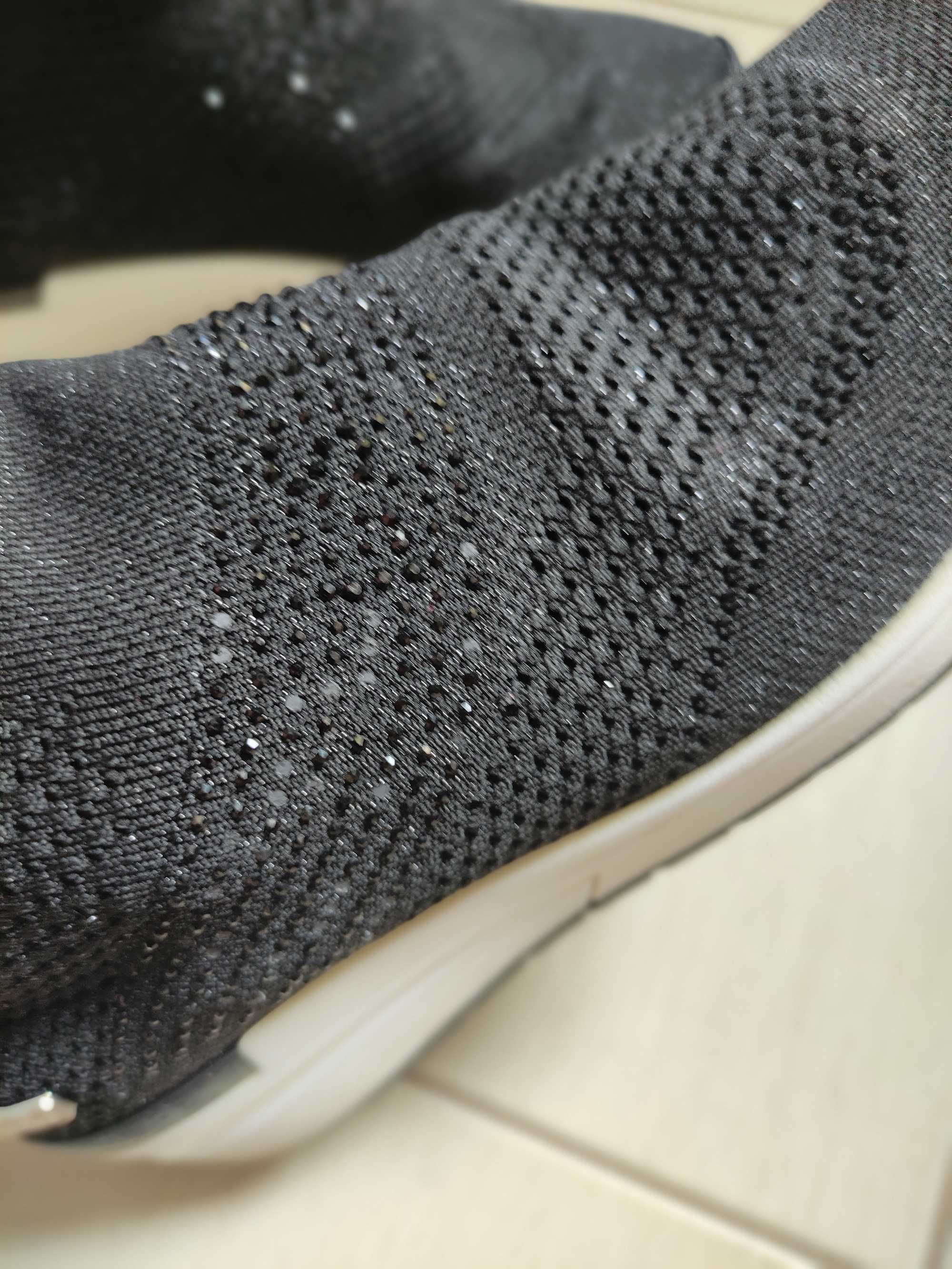 дамски черни спортни обувки с камъчета марка Lastrada